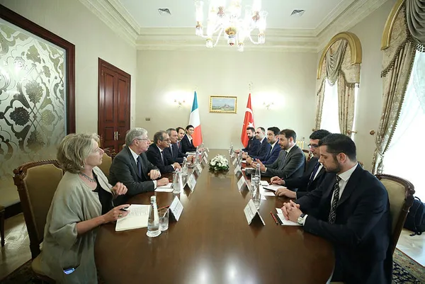 Bakan Albayrak, İtalya Ekonomi Bakanı Tria ile görüştü