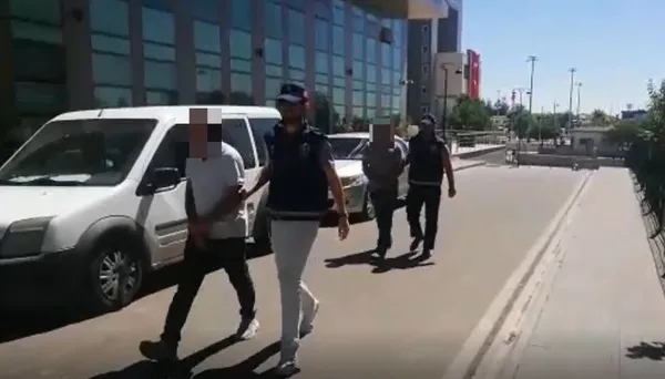 gaziantepte-akilalmaz-hirsizlik-bakir-kablolari-gupegunduz-vincle-sokup-caldilar-1657967671838.jpg Gaziantep’te akılalmaz hırsızlık! Bakır kabloları güpegündüz vinçle söküp çaldılar - 3