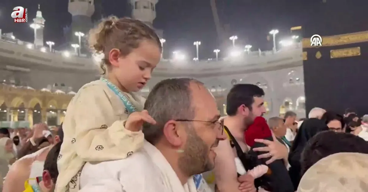 Yağmur altında Kabe'yi tavaf ettiler