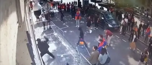 Fransız polisinden Ermeni saldırganlara destek! Azerbaycan’ın Paris Büyükelçiliği’ne alçak saldırı