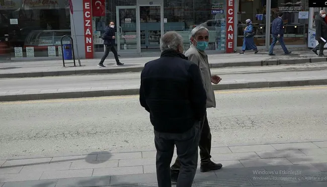 Çorum’da parkta otururken polis uyardı, verdiği cevap şaşırttı: Hanım 'Temizlik yapıyorum' diye evden kovuyor - 3