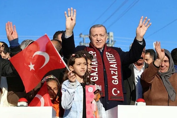 deprem-bolgesinde-ihya-ve-insa-calismalari-tam-gaz-dun-gaziantep-ve-kilis-bugun-elazig-baskan-erdogan-deprem-b-1680329849566.jpeg Deprem bölgesinde ihya ve inşa çalışmaları tam gaz! Başkan Erdoğan'dan Elazığ'da önemli açıklamalar - 7