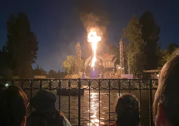 Disneyland'da korku dolu anlar! Alev alan mekanik ejderha paniğe yol açtı
