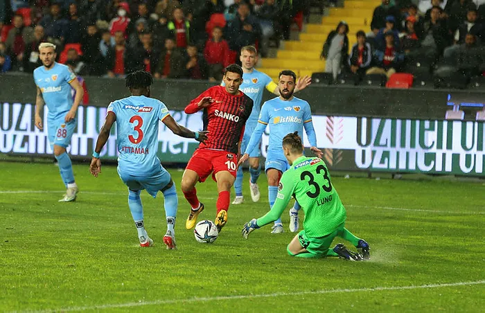 super-ligde-kume-dusen-son-iki-takim-da-belli-oldu-altay-ve-rizespor-lige-veda-etti-1651864561795.jpg Süper Lig'de küme düşen son iki takım da belli oldu! Altay ve Rizespor lige veda etti - 4