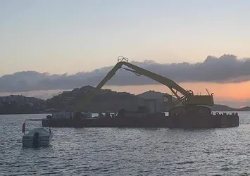 Bodrum'da bir garip olay! Kepçe denize daldı
