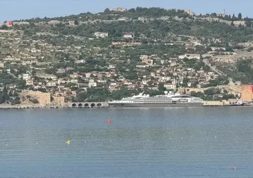 Yolcu gemisi "L'austral" Alanya Limanı'na demirledi