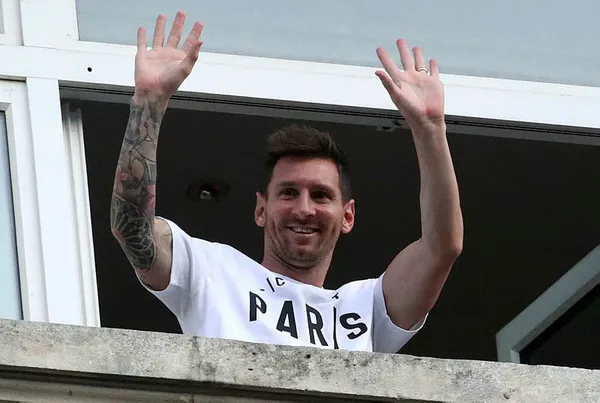 lionel-messi-psg-formasiyla-sahada-30-numarali-formayi-giyecek-1628627085564.jpg Lionel Messi PSG formasıyla sahada! 30 numaralı formayı giyecek - 1