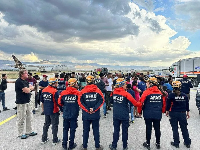 hindistan-ucaginda-bomba-alarmi-erzurum-acil-inis-yapti-1725641967913.jpeg Hindistan uçağında bomba alarmı! Erzurum'a acil iniş yaptı | Yolcular için yeni uçak - 2