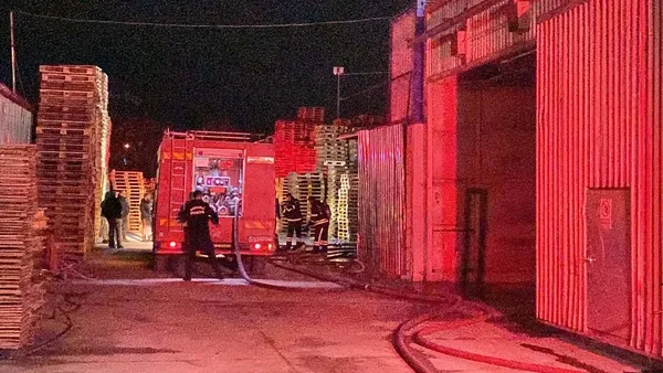 1702844393375.jpg Kocaeli’de korkutan yangın: Palet deposu alevlere teslim oldu! 1 işçi hastaneye kaldırıldı - 3