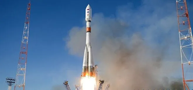 Rusya üzerinde Z simgesi olan Soyuz roketini uzaya gönderdi