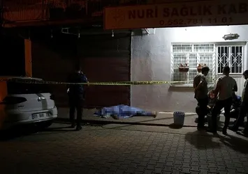 Adana'da kaldırımda erkek cesedi bulundu