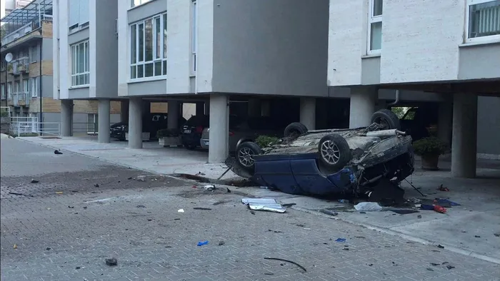 Bursa'da otomobil apartman bahçesine devrildi: 3 yaralı - 2