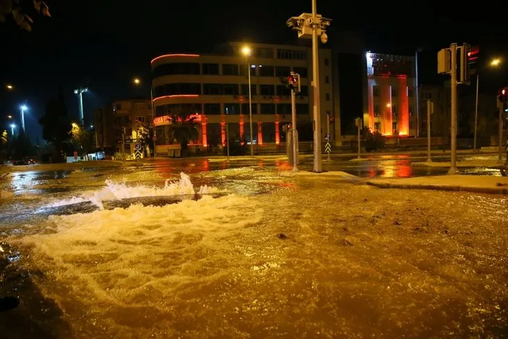 İzmir Buca’da caddeler göle döndü!