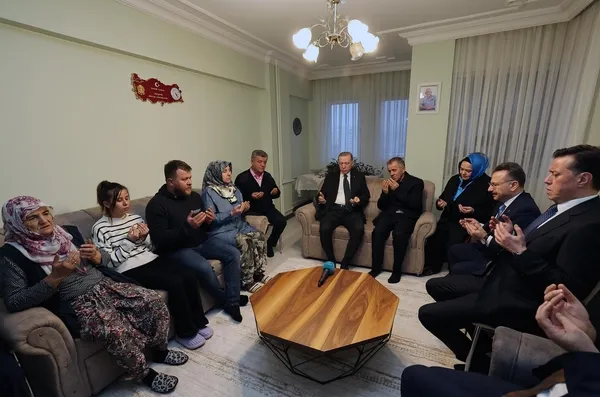 baskan-erdogandan-sehit-sozlesmeli-er-muhammed-tunahan-evcinin-ailesine-taziye-ziyareti-1706457340610.jpeg Başkan Erdoğan'dan şehit Sözleşmeli Er Muhammed Tunahan Evcin'in ailesine taziye ziyareti - 1