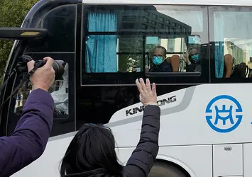 Dünyanın gözü Vuhan'da! Ekip halinde koronavirüsün çıktığı bölgedeler