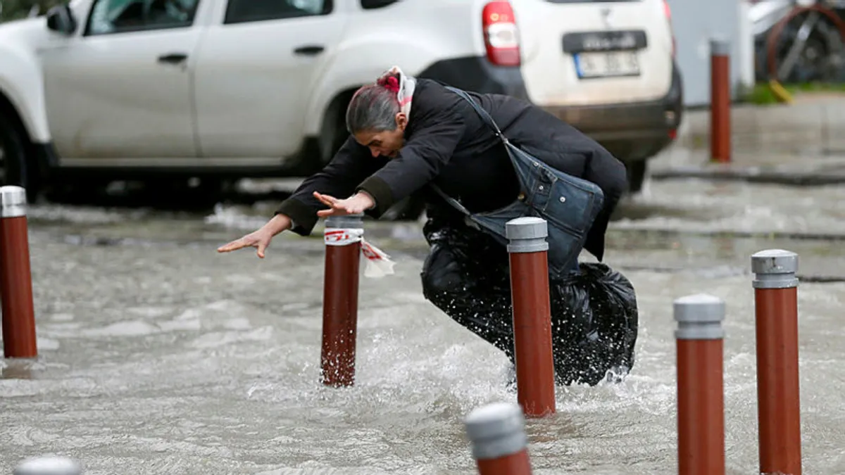 İstanbul ve Ankara'da hava nasıl olacak? Meteoroloji ve AKOM'dan peş peşe uyarı: Sağanak geliyor | 6 ile sarı kodlu alarm