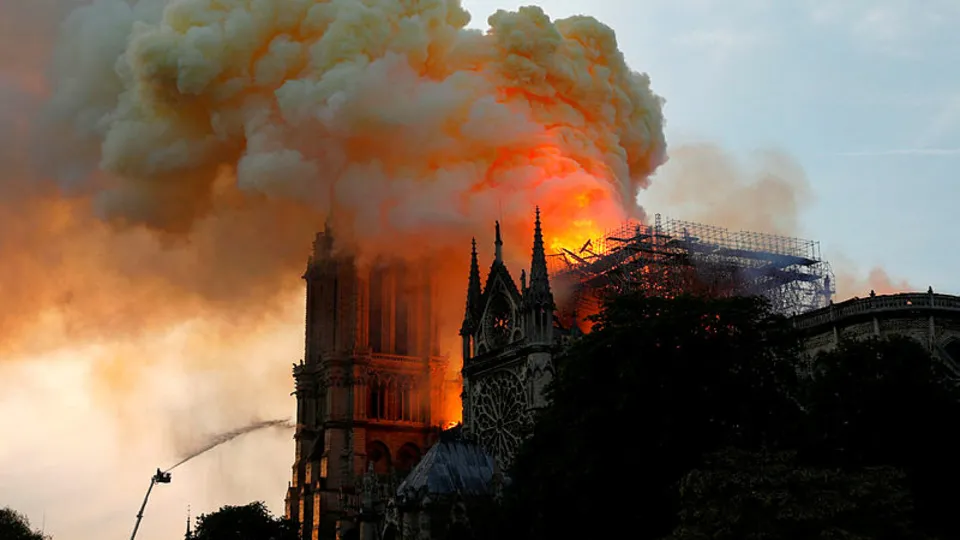 Notre-Dame Katedrali'ndeki yangından hangi tarihi eserler kurtarıldı?