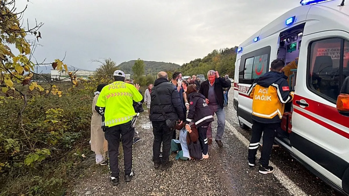 Bartın'da işçi servisi devrildi! Ölü ve yaralılar var