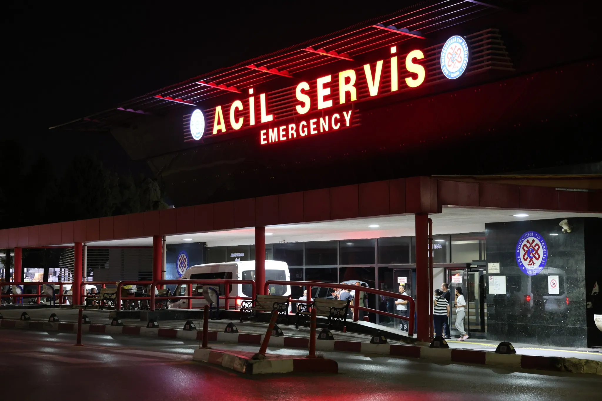 İzmir'de gece yarısı kaza! Bariyerlere çarpan motosikletin sürücüsü öldü