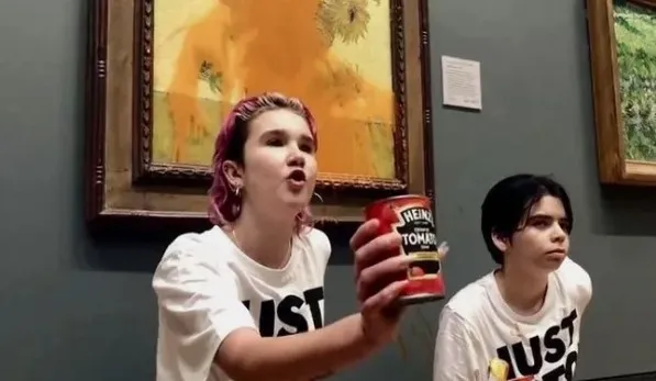 domates-corbasindan-sonra-patates-puresi-almanyadaki-iklim-aktivistleri-milyon-dolarlik-tabloya-saldirdi-1666592709867.jpg Domates çorbasından sonra patates püresi! Almanya'daki iklim aktivistleri milyon dolarlık tabloya saldırdı! - 3