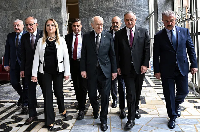 MHP lideri Devlet Bahçeli’den siyasette yumuşama tartışmalarına ilişkin net mesaj: Açılan tiyatro perdelerine karnımız toktur