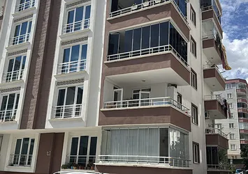 Perde takarken dehşeti yaşadı!