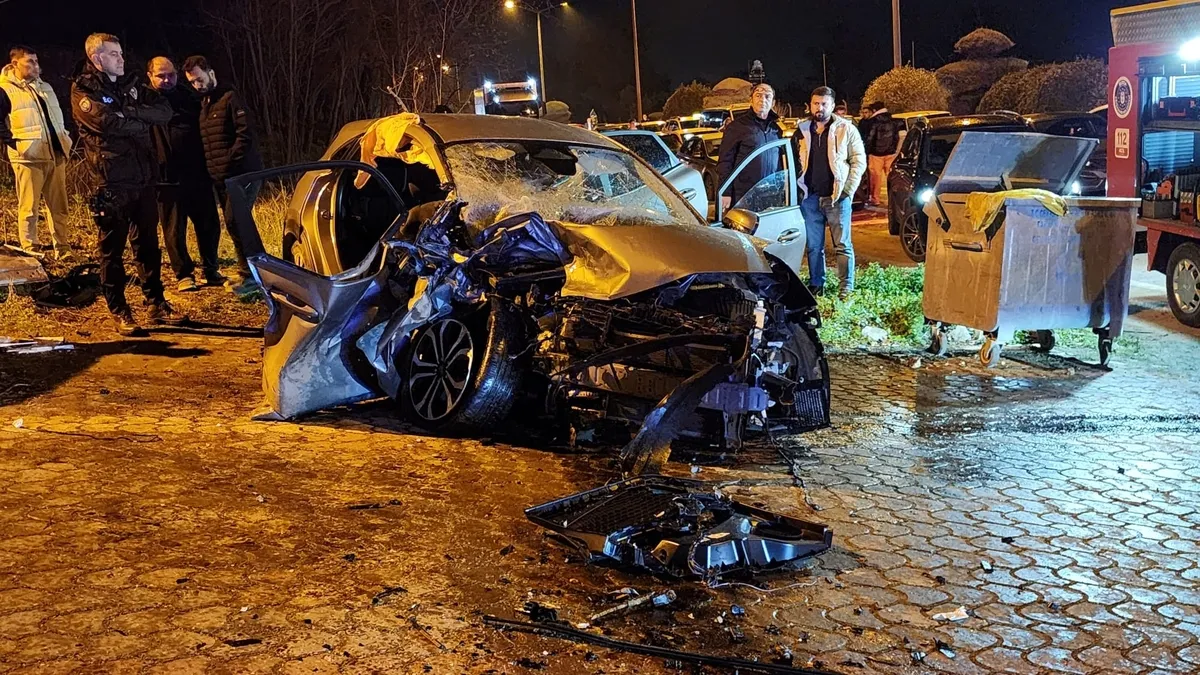Bursa'da feci kaza! 2 otomobil çarpıştı 3 yaralı