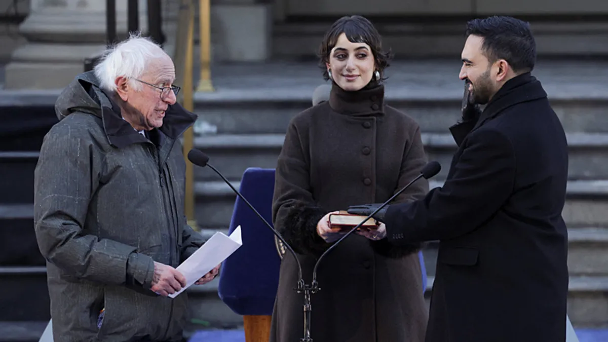 New York’ta tarihi yemin: Belediye başkanı Osmanlı’dan kalma Kur’an-ı Kerim’e el bastı