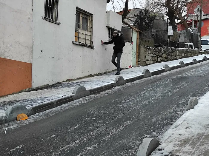 İstanbulluların kar çilesi! Şişli'de yollar buz pistine döndü: Yayalar kaldırımları tuzladı - 10