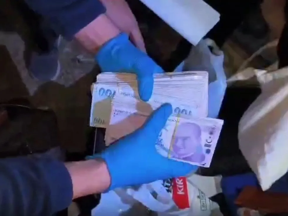 1789473143081.jpeg Çağla Öz Tançalan, bazı düğün takılarının kiralık değil satın alınmış olduğunu söyledi. (İHA)