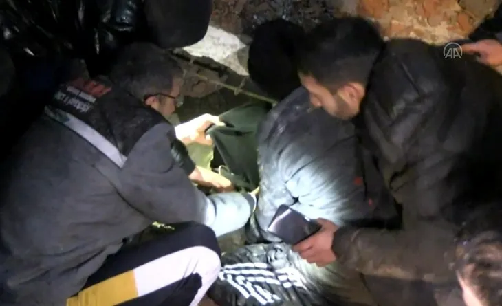 KAHRAMANMARAŞ'TA 7,4'LÜK DEPREM! Deprem bölgesinde kurtarma çalışmaları devam ediyor | İğne deliğinden çıkarıldılar