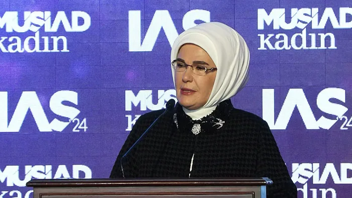 emine-erdogan-uluslararasi-farkindalik-zirvesinde-konustu-kadinlar-kalkinmanin-lokomotif-gucudur-1729360113448.jpg Emine Erdoğan, Uluslararası Farkındalık Zirvesi'nde konuştu: Kadınlar kalkınmanın lokomotif gücüdür - 1