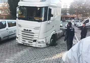 Esenyurt'ta TIR'ın lastiği yola saplandı