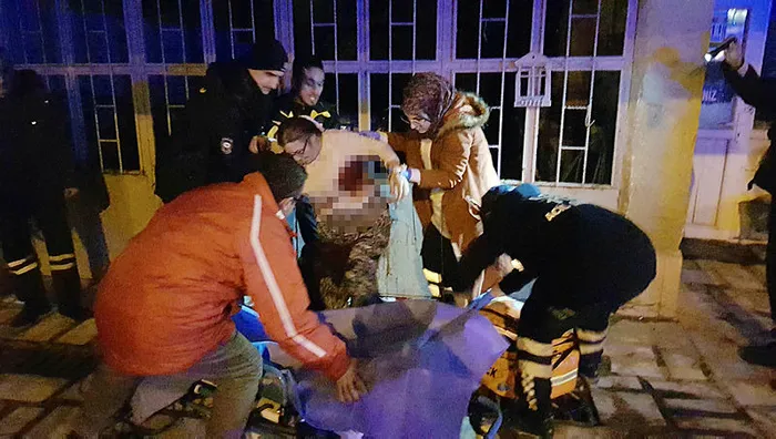 Manisa'da bir kadın oğlu tarafından 15 yerinden bıçaklandı - 2