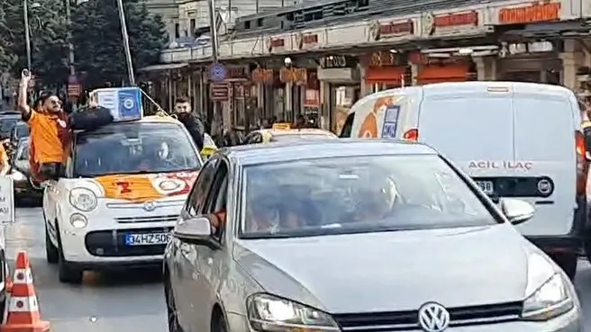 Galatasaraylılar Taksim’de Fenerbahçe tabutu gezdirdi!