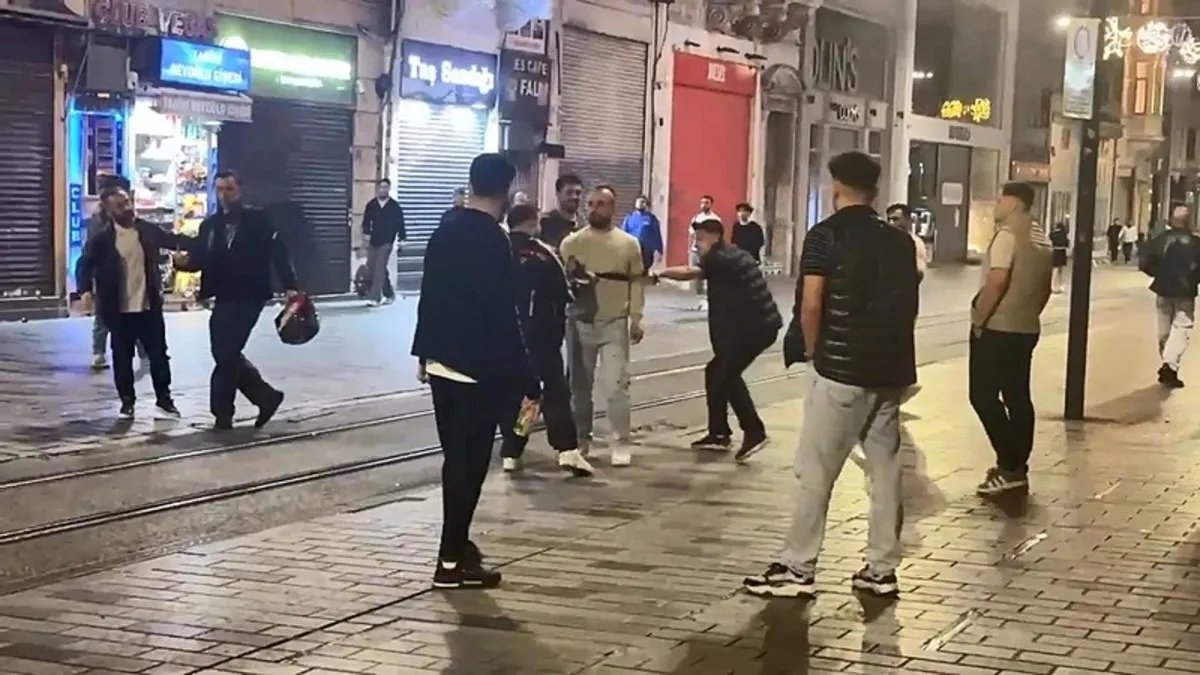 Taksim'de kavga: Kemerle kovaladı