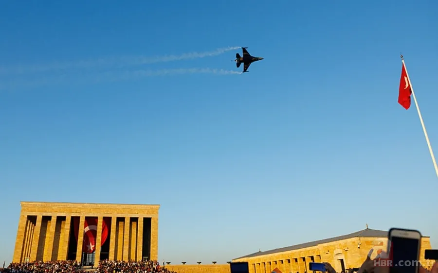SOLOTÜRK'ten Büyük Zafer'de nefes kesen saygı uçuşu! Vatandaşlar hayranlıkla izledi 11