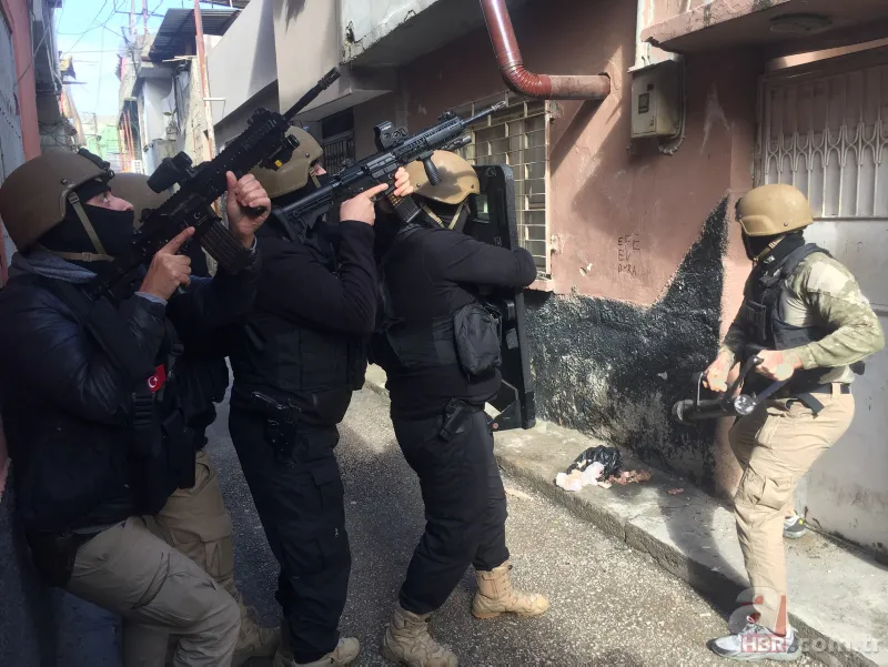 Adana’da zehir tacirlerine gündüz vakti film sahnelerini aratmayan operasyon! 11 zanlı yakalandı 1