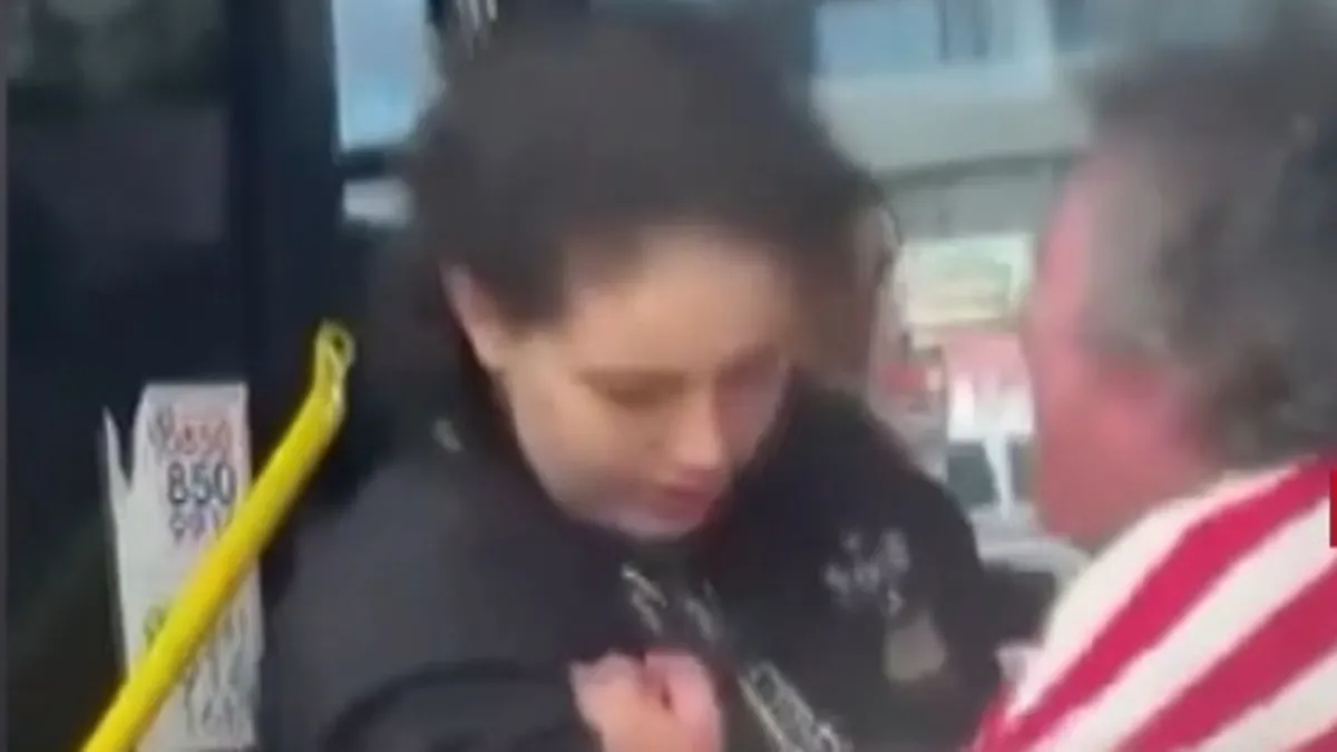 Belediye otobüsünde yer verme tartışması kamerada