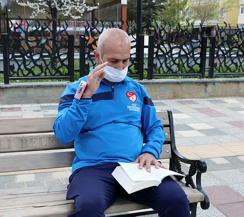 Afyonkarahisar’da futbol hakemi, koronavirüse karşı 'akılı bileklik' ve 'Covid-19 mesafe kiti' yaptı - 2