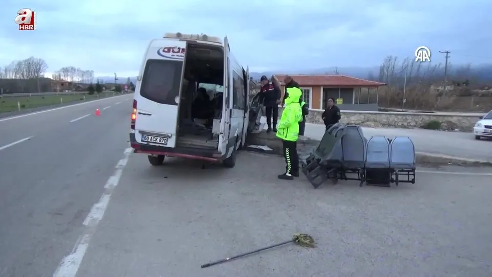 İstinat duvarına çarpan işçi servisindeki 15 kişi yaralandı