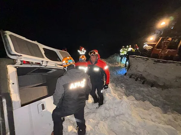 hakkari-van-yolunda-minibus-uzerine-cig-dustu-olu-ve-yaralilar-var-1708973020015.jpeg Hakkari- Van Yolunda minibüsün üzerine çığ düştü! Ölü ve yaralılar var | Bakan Yerlikaya'dan açıklama... - 2