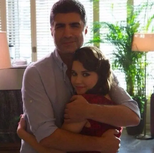 afra-saracoglundan-yeni-instagram-pozlari-milano-sokaklarinda-paylasti-1775212526496.jpeg Özcan Deniz ve Afra Saraçoğlu / Kaynak: Sosyal medya