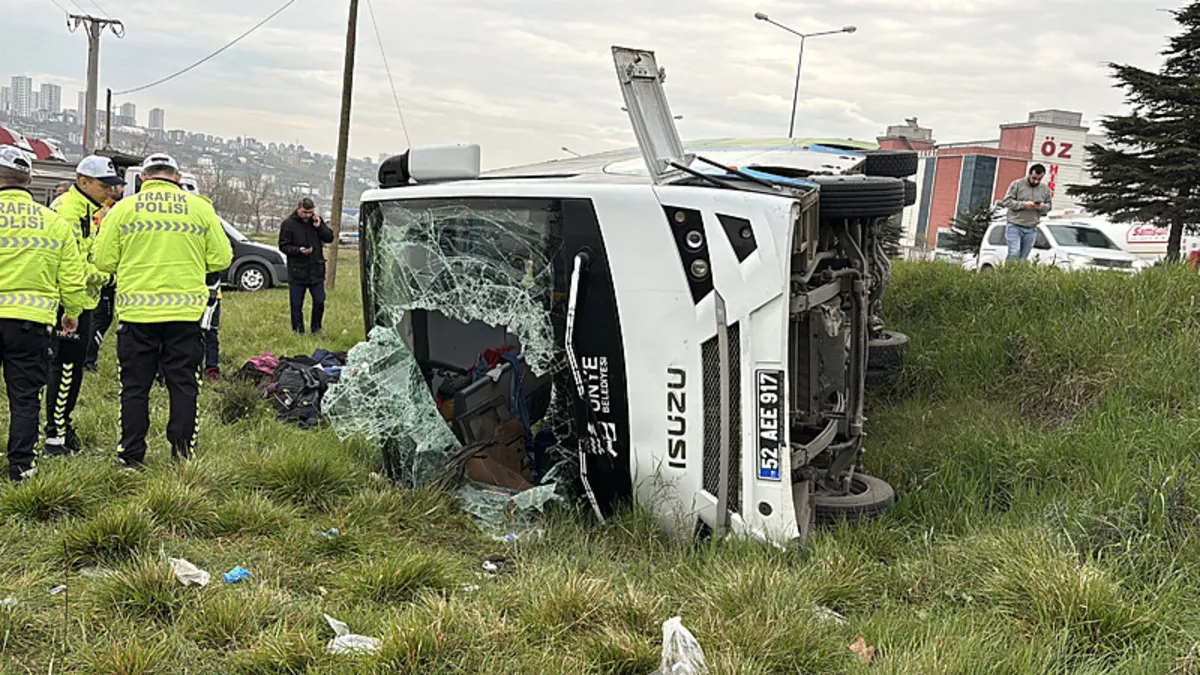 Samsun'da öğrenci servisi devrildi! Yaralılar var