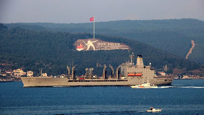 ABD savaş gemisi İstanbul Boğazı’ndan geçti! Amerikan mürettebatı fotoğraf çekti
