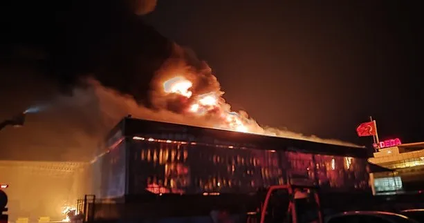 Adana’da korkutan fabrika yangını! Alevler gökyüzünü sardı