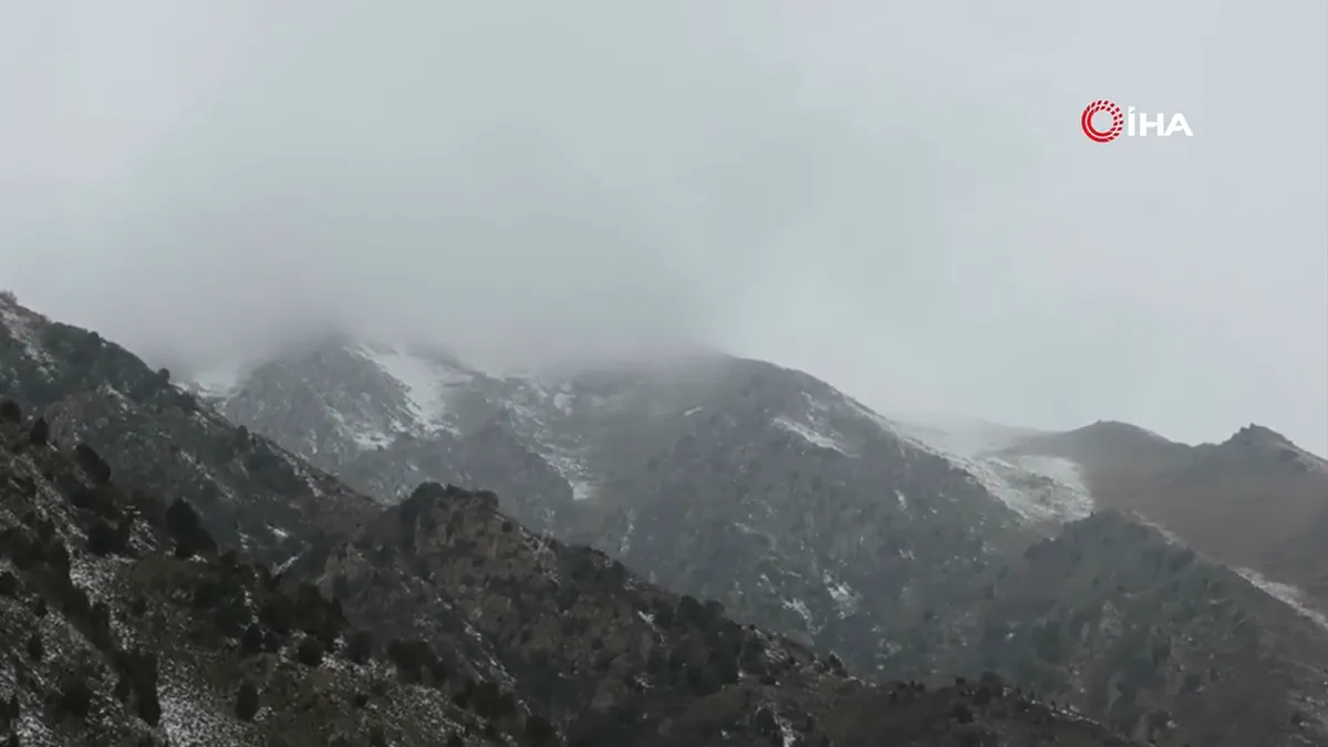 Karlı yolda kontrolden çıkan otomobilin kaza anı kamerada