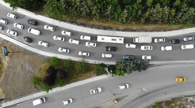 İBB’nin Kuyumcukent’te yaptığı kavşak çalışması trafiği kilitledi! Labirente dönen yolda sürücüler isyan etti