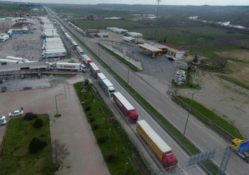 Kapıkule'de kuyruk uzuyor