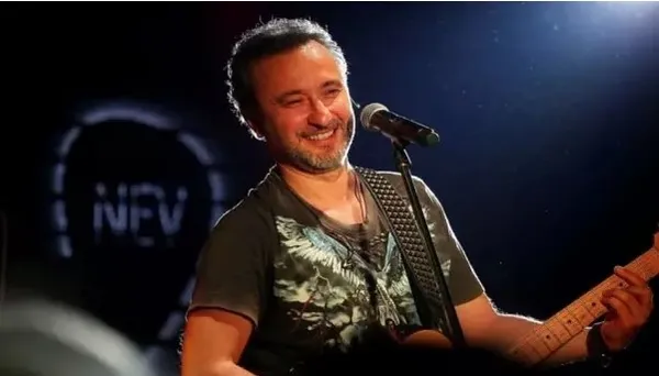 sahneye-alkollu-ciktigi-soylenen-sarkici-neve-buyuk-tepki-o-goruntuler-olay-oldu-bir-daha-gelirsem-1708524148599.jpg Sahneye alkollü çıktığı söylenen Şarkıcı Nev'e büyük tepki! O görüntüler olay oldu! "Bir daha gelirsem..." - 2